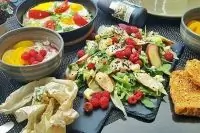 Летний салат с персиком куриным филе-гриль и малиной