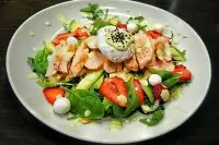 Салат с яйцом пашот, клубникой, авокадо и молодым шпинатом