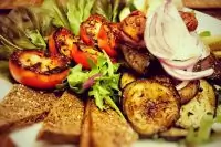 Теплый салат с овощами и печенью индейки