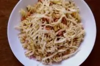 Паста с креветками в сливочном соусе с томатами