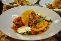 Перцы, фаршированные печенью и мясом индейки с овощной сальсой