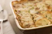 Картофель, запеченный с яйцами, сыром и молоком