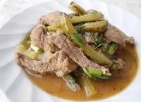 Говядина в остром соусе с маринованными огурцами