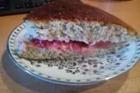 Маковый бисквит на сметане со свежими ягодами