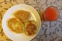 Дрожжевые оладьи с кабачками