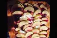 Пирог с вишней и яблоком