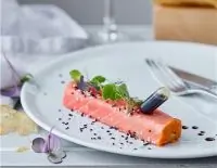 Ролл из тунца с печеным бататом и соусом терияки