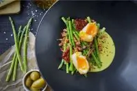 Спаржа на гриле с беконом и хрустящим яйцом-пашот