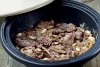 Тажин из цесарки с персиками, миндалем и розами