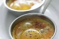 Яйца-кокот с кабачками и карри