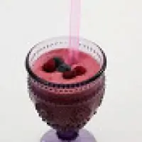 Красный смузи с ягодами и свеклой