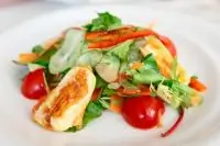 Салат с жареным сыром