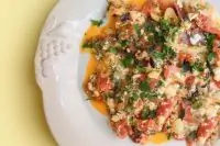 Яичница с помидорами и бастурмой