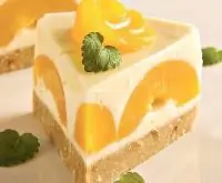 Нежный пирог с йогуртом и персиками