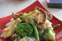 Курица с китайской рисовой лапшой и грибами шиитаке