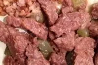 Тушеная говядина с солеными огурцами и морковью