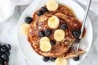 Панкейки с бананом и черникой