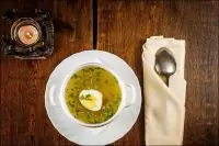 Куриный бульон с рисом и яйцами