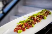 Тартар из лосося с малосольным огурцом