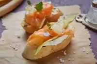 Брускетта со слабосоленым лососем и сыром Филадельфия
