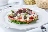 Карпаччо из говядины с моцареллой и артишоками