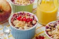 Ягодный крамбл с яблоками