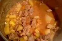 Тушеная индейка с картофелем во фруктовом соусе