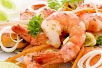 Креветки в арахисовом масле с чесноком и кориандром