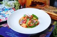 Тайское севиче с лососем, авокадо и папайя