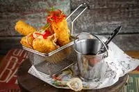 Жареный сулугуни с брусничным соусом от Funny Cabany