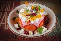 Клубничный сметанник с дымящей меренгой от Funny Cabany