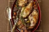 Кролик с овощами, тушеный в вине