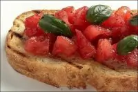 Брускетта с помидором и бальзамиком