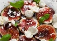 Салат с сыром, инжиром и базиликом