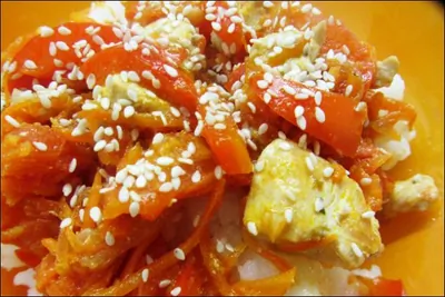 Рис с овощами и курицей в соевом соусе