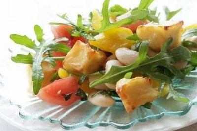 Салат с фасолью, рукколой и козьим сыром