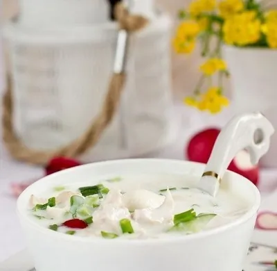 Окрошка на кефире с моцареллой