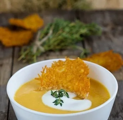 Тыквенный суп-пюре с чипсами из пармезана