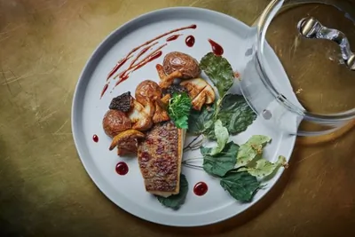 Речная форель на гриле с липой и лесными грибами