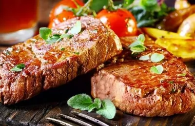 Стейк с овощами, приправленными апельсинами и горчичным семенем