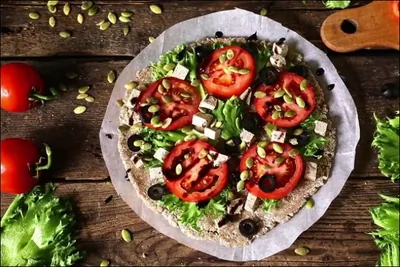 Вегетарианская пицца с коржом из пророщенной гречки и семенами подсолнечника