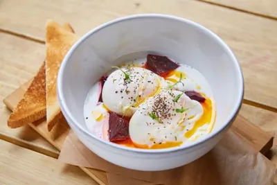 Бенедикт с йогуртом и острым маслом