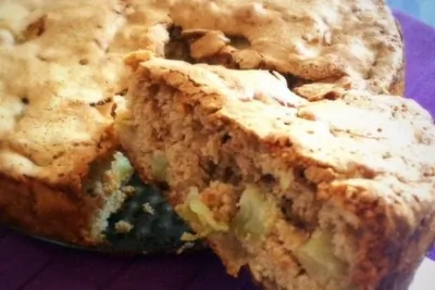 Пряная осенняя шарлотка с ореховым сиропом