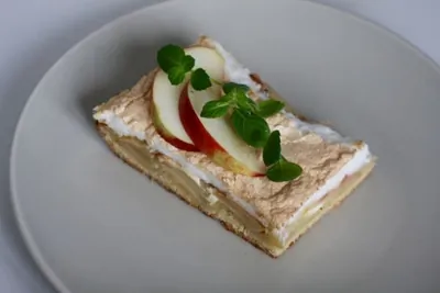 Яблочный пирог с безе и ванилином