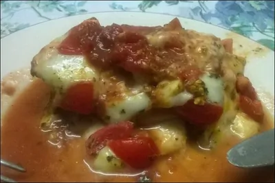 Куриное филе запеченное с моцареллой и томатами черри