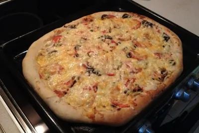 Пицца с курицей и сливочным соусом