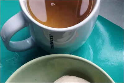 Овсяная каша на воде с какао, бананом и малиновым вареньем