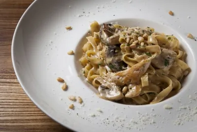 Феттучини с шампиньонами и курицей