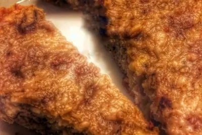 Бананово-яблочный пирог с орехами и изюмом