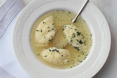 Бульон из цесарки с яичными клецками